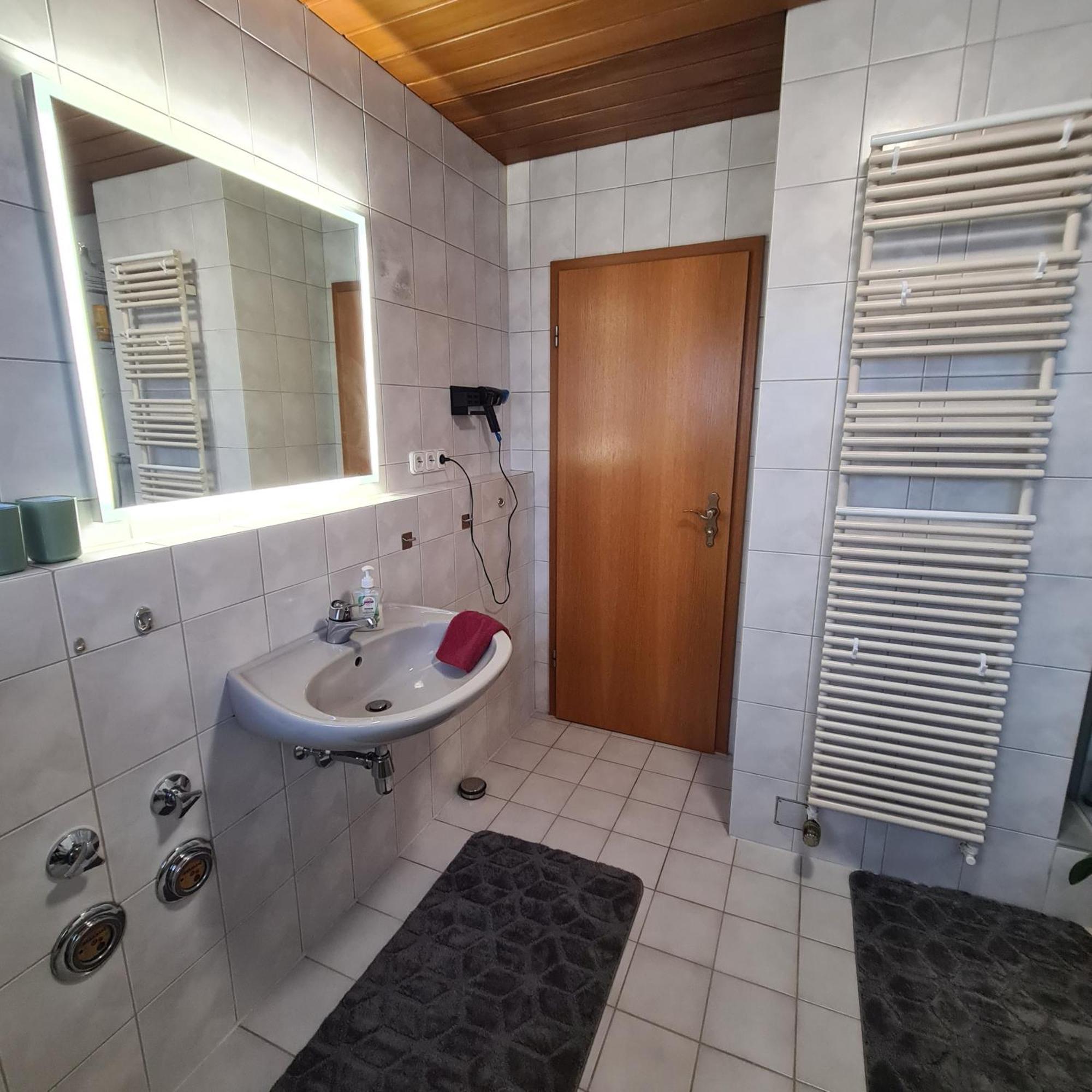 Gemuetliche 120 Qm Ferienwohnung Mit Balkon Adelsdorf 外观 照片